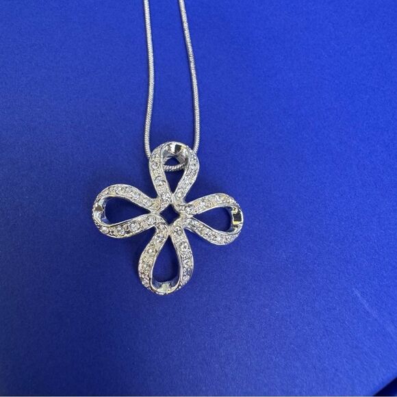 Vintage Elegant Silver Pendant Necklace - Picture 1 of 3